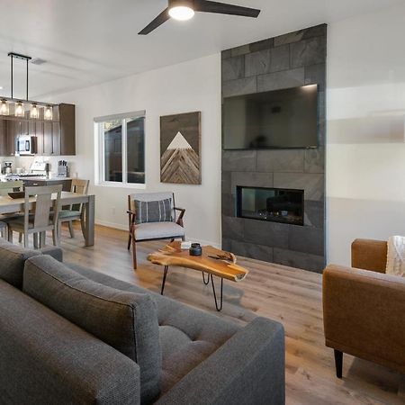 Flg Retreat - Modern Home With Mountain Views แฟลกสตาฟ ภายนอก รูปภาพ